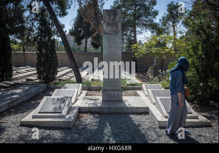 Parte polacca del cimitero Doulab in Tehran città - principale e più grande luogo di sepoltura di rifugiati polacchi in Iran, in periodo di WW2 Foto Stock