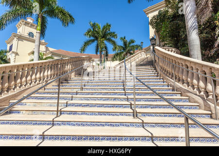 HALLANDALE Beach, Stati Uniti d'America - Mar 11, 2017: Scalinata al Gulfstream Park e il Casinò in Hallandale Beach, Florida, Stati Uniti Foto Stock