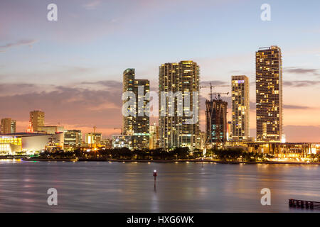 Miami skyline del centro illuminato di notte. Florida, Stati Uniti Foto Stock