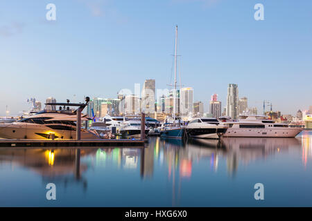 Yacht di lusso di fronte al centro cittadino di Miami skyline al crepuscolo. Florida, Stati Uniti Foto Stock