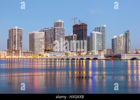 Miami waterfront edifici illuminati al crepuscolo. Florida, Stati Uniti Foto Stock