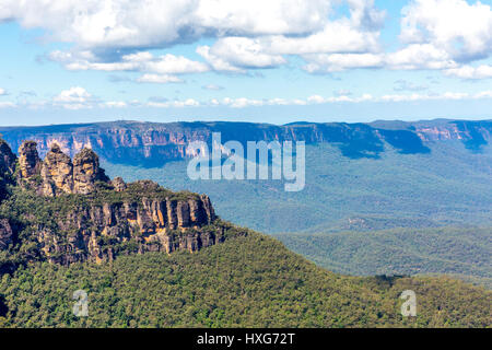 Vista la formazione rocciosa Tre Sorelle e Jamison Valley nelle Blue Mountains, Nuovo Galles del Sud, Australia Foto Stock