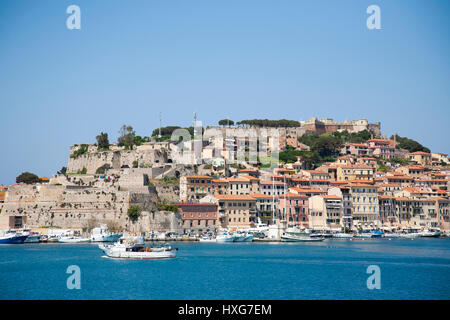 L'Europa, Italia, Toscana, Isola d'Elba, Portoferraio villaggio, vista con forte del Falcone Foto Stock