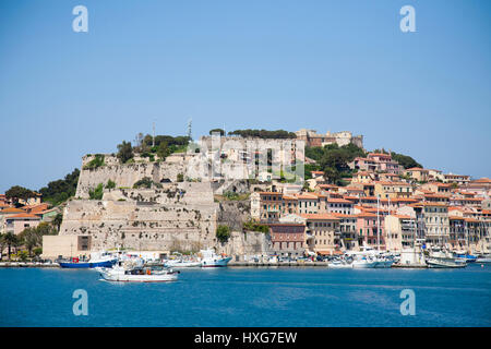 L'Europa, Italia, Toscana, Isola d'Elba, Portoferraio villaggio, vista con forte del Falcone Foto Stock