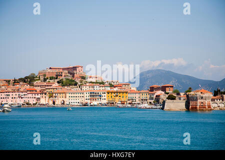 L'Europa, Italia, Toscana, Isola d'Elba, Portoferraio villaggio, vista con Forte Stella (sopra) e Forte della Linguella con torre ottagonale (sotto). Foto Stock