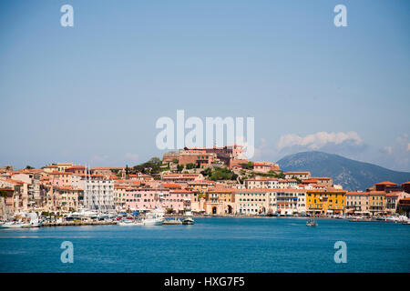 L'Europa, Italia, Toscana, Isola d'Elba, Portoferraio villaggio, vista con Forte Stella (sopra) Foto Stock