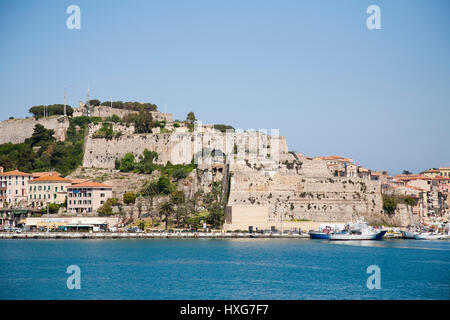 L'Europa, Italia, Toscana, Isola d'Elba, Portoferraio villaggio, vista con forte del Falcone Foto Stock