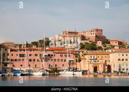 L'Europa, Italia, Toscana, Isola d'Elba, Portoferraio villaggio, vista con Forte Stella (sopra) Foto Stock