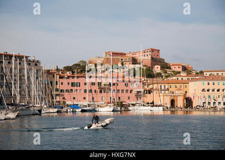 L'Europa, Italia, Toscana, Isola d'Elba, Portoferraio villaggio, vista con Forte Stella (sopra) Foto Stock