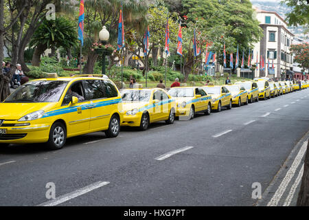 Giallo taxi in corrispondenza di una stazione di taxi Funchal, Madeira Foto Stock