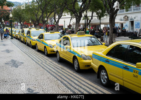 Giallo taxi in corrispondenza di una stazione di taxi Funchal, Madeira Foto Stock