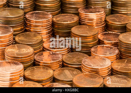 Penny Pile - diverse pile di pochi centesimi a varie altezze. Foto Stock