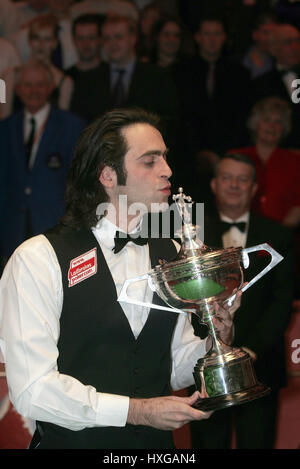 RONNIE O'SULLIVAN EMBASSY World Snooker vincitore al Crucible Theatre di Sheffield 03 Maggio 2004 Foto Stock