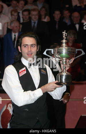 RONNIE O'SULLIVAN EMBASSY World Snooker vincitore al Crucible Theatre di Sheffield 03 Maggio 2004 Foto Stock