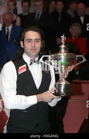 RONNIE O'SULLIVAN EMBASSY World Snooker vincitore al Crucible Theatre di Sheffield 03 Maggio 2004 Foto Stock