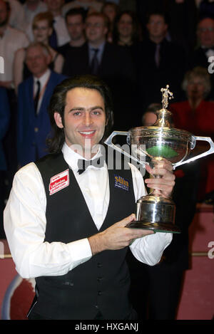 RONNIE O'SULLIVAN EMBASSY World Snooker vincitore al Crucible Theatre di Sheffield 03 Maggio 2004 Foto Stock