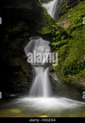 St Nectan Kieve della cascata in St Nectans Glen, nei pressi di Tintagel, Cornwall, Inghilterra. Foto Stock