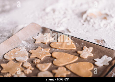 'Vista ravvicinata di crudo biscotti fatti in casa sulla carta da forno Foto Stock