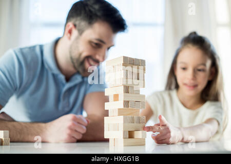 Ritratto di Padre sorridente giocando jenga gioco con la figlia Foto Stock