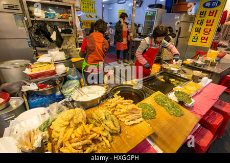 Negozio di vendita tuigim (Coreano profondo di verdure fritte) nel mercato Gukje, aka Mercato Internazionale, Busan, Corea del Sud Foto Stock