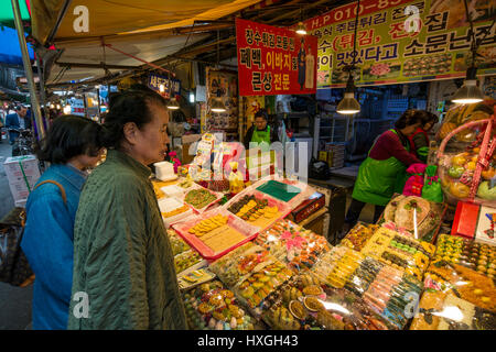 Negozio di vendita di cibo cerimoniale per occasioni speciali mercato Gukje, aka Mercato Internazionale, Busan, Corea del Sud Foto Stock