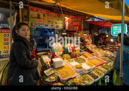 Negozio di vendita di cibo cerimoniale per occasioni speciali mercato Gukje, aka Mercato Internazionale, Busan, Corea del Sud Foto Stock