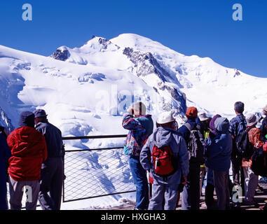 I turisti la visualizzazione di Mont Blanc da Aguile de Midi, Chamonix, Francia Foto Stock