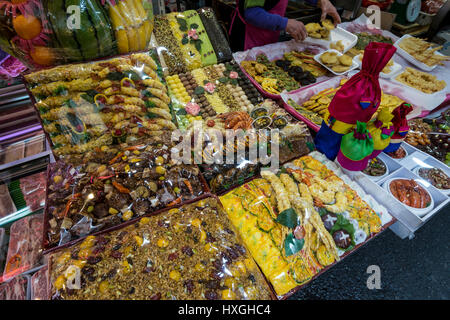 Negozio di vendita di cibo cerimoniale per occasioni speciali mercato Gukje, aka Mercato Internazionale, Busan, Corea del Sud Foto Stock