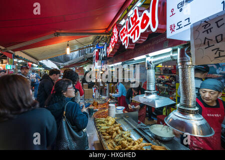 Bancarella vendendo cibo di strada nel mercato Gukje, aka Mercato Internazionale, Busan, Corea del Sud Foto Stock