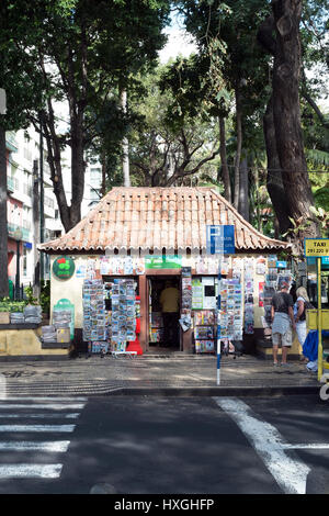 Il giornalaio cartolina lotteria e negozio di vendita in Funchal Madeira Foto Stock