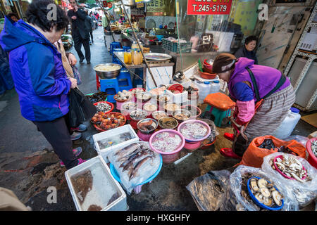 Pressione di stallo di frutti di mare nel mercato Gukje, aka Mercato Internazionale, Busan, Corea del Sud Foto Stock