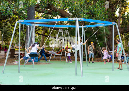 Catania, Italia - 13 Settembre 2015: colorato parco giochi con i bambini nel parco. Catania, Italia Foto Stock