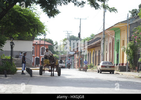 Granada e Leon per le strade delle città sono riempite con la popolazione locale a vivere la loro vita in Nicaragua Foto Stock