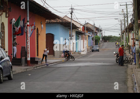 Granada e Leon per le strade delle città sono riempite con la popolazione locale a vivere la loro vita in Nicaragua Foto Stock