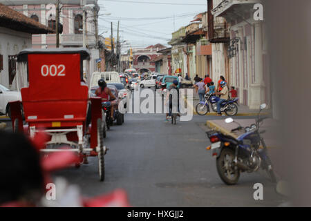 Granada e Leon per le strade delle città sono riempite con la popolazione locale a vivere la loro vita in Nicaragua Foto Stock