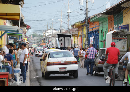 Granada e Leon per le strade delle città sono riempite con la popolazione locale a vivere la loro vita in Nicaragua Foto Stock