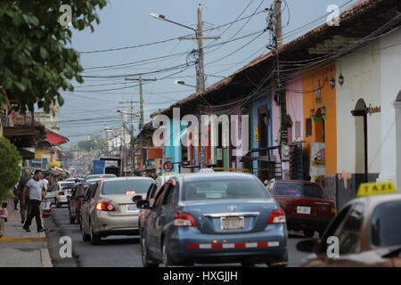 Granada e Leon per le strade delle città sono riempite con la popolazione locale a vivere la loro vita in Nicaragua Foto Stock