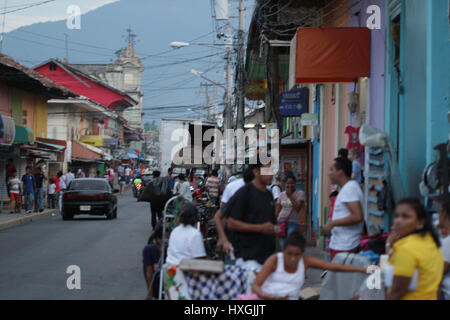 Granada e Leon per le strade delle città sono riempite con la popolazione locale a vivere la loro vita in Nicaragua Foto Stock