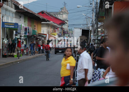 Granada e Leon per le strade delle città sono riempite con la popolazione locale a vivere la loro vita in Nicaragua Foto Stock