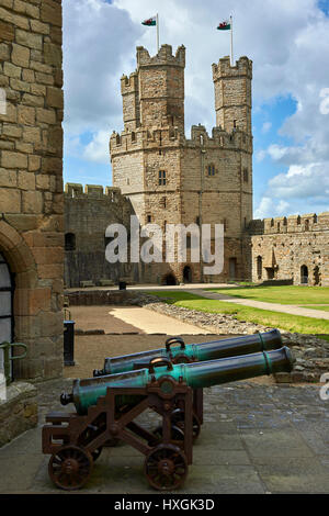 Caernarfon o Carnarvon castello costruito nel 1283 dal re Edoardo I di Inghilterra, Gwynedd, nord-west wales, Foto Stock