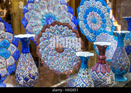 Stile persiano piastre e vasi sul Bazaar di Isfahan accanto a Naqsh-e JAHAN Piazza (l Imam Square, formlerly Shah Square) nel centro di Isfahan in Iran Foto Stock