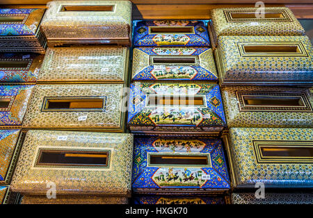 Persiano tessuto decorativo scatole per la vendita su Bazaar di Isfahan accanto a Naqsh-e JAHAN Piazza (l Imam Square, formlerly Shah Square) in Isfahan, Iran Foto Stock