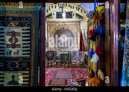 Negozio con tappeti Persiani e i tappeti kilim il Bazaar di Isfahan accanto a Naqsh-e JAHAN Piazza (l Imam Square, formlerly Shah Square) nel centro di Isfahan Foto Stock