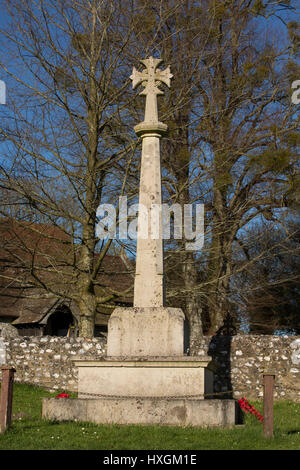 WW1 memorial fuori la chiesa del villaggio di armamento in West Sussex. Foto Stock