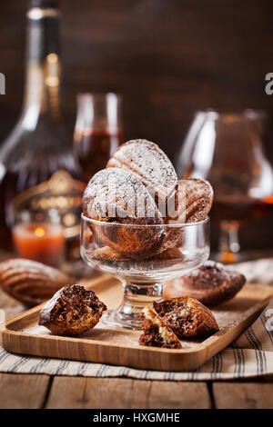 In casa in marmo bianco e nero madeleines cookie Foto Stock