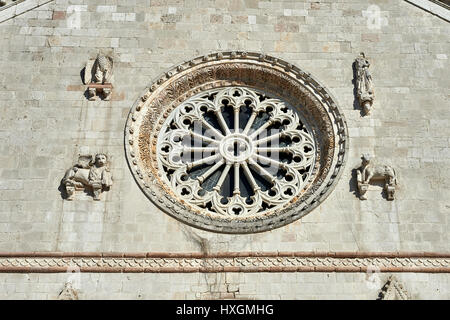 Rosone della facciata gotica della chiesa di San Benedetto, prima che il terremoto 2106, Piazza San Benedetto, Norcia in Umbria, Italia Foto Stock