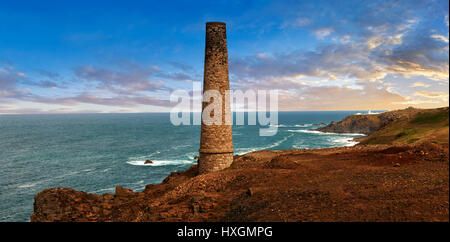 Rovinato del camino di una Cornish Miniera di stagno, Cornwall Foto Stock