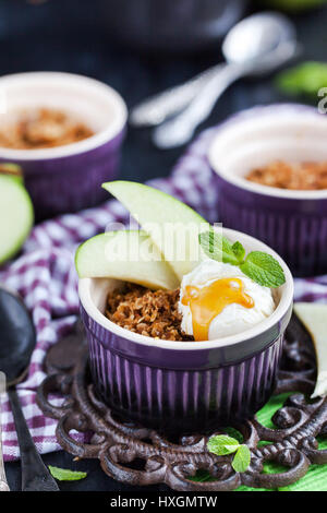 Apple Crumble croccante dessert con gelato alla vaniglia Foto Stock