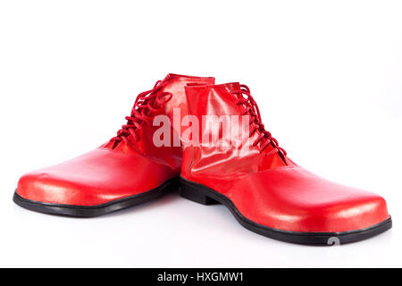 Molto big red scarpe clown su bianco Foto Stock