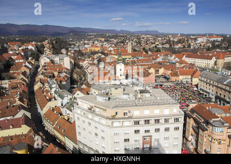 Vista panoramica della città alta e il mercato Dolac, a Zagabria, città capitale della Croazia Foto Stock